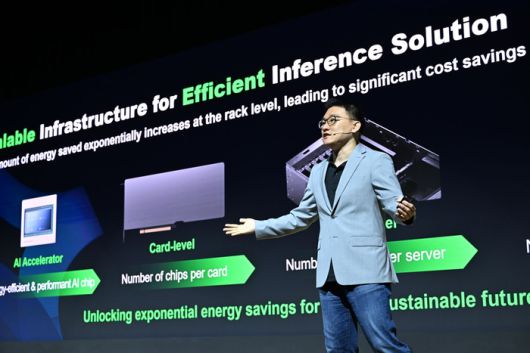 박성현 리벨리온 대표가 AI 가속기 '리벨-쿼드'를 소개하고 있는 모습. (출처:리벨리온)