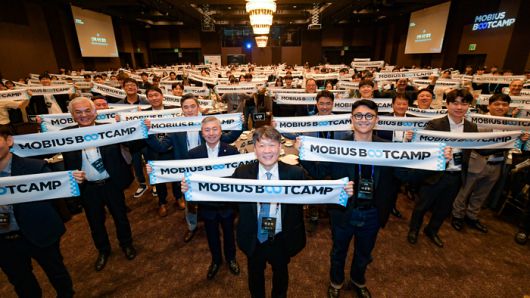 이규석 현대모비스 사장이 '모비우스 부트캠프 1기' 발대식 참석자와 기념촬영을 하고 있다.