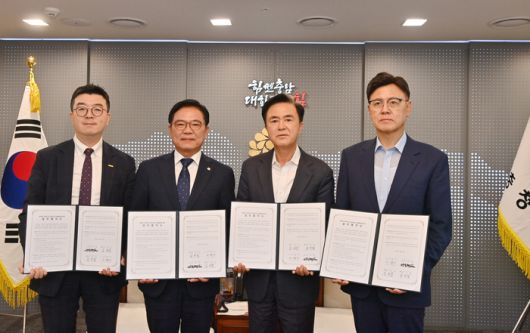23일 충남도청 접견실에서 황동훈 원주의료기기산업진흥원 전략기획실장, 김석필 천안시장 권한대행, 김태흠 지사, 이명수 오송첨단의료산업진흥재단 이사장(사진 왼쪽부터)이 '치의학과 의료기기 산업 간 연계를 통한 전주기 협력체계 구축 업무협약'을 체결했다.