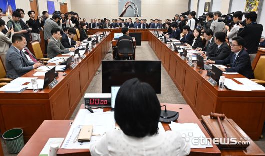 대규모 해킹사고(통신o금융) 관련 청문회가 24일 서울 여의도 국회 과학기술정보방송통신위원회에서 열렸다. 김영섭 KT 대표가 답변하고 있다.  이동근기자 foto@etnews.com