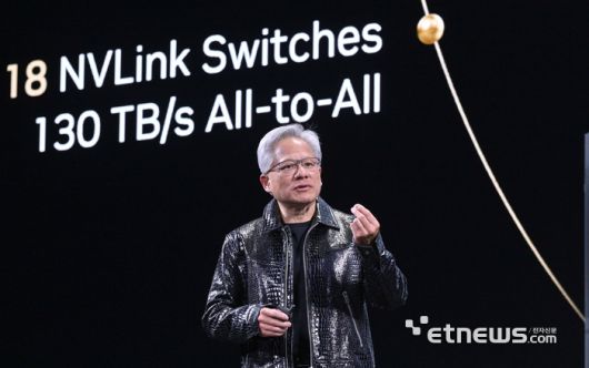 젠슨 황 엔비디아 최고경영자(CEO)가 미국 라스베이거스 만달레이베이 컨벤션센터 미켈로브 울트라 아레나에서 CES 2025 기조연설을 하고 있다.  라스베이거스=박지호기자 jihopress@etnews.com