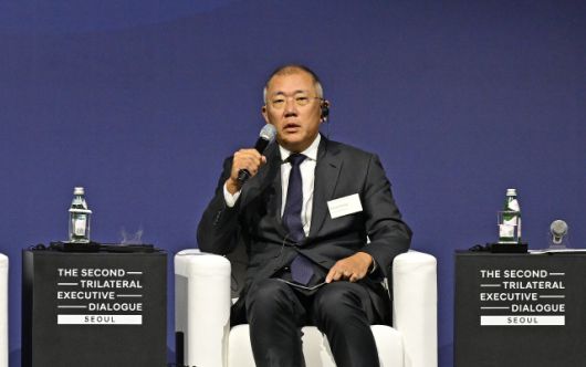 정의선 현대차그룹 회장이 지난해 서울 그랜드 하얏트 호텔에서 열린 '제2회 한미일 경제대화'에 참석해 인사말을 하고 있다.