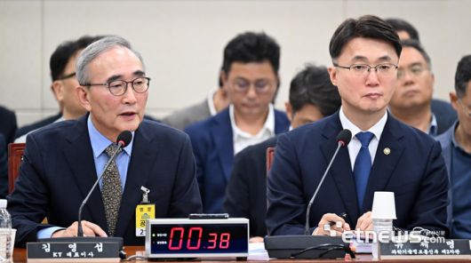 지난달 열린 국회 청문회에 출석한 김영섭 KT 대표(왼쪽)와 류제명 과학기술정보통신부 제2차관.