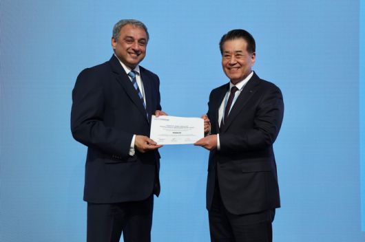 포스코가 세계철강협회 안전보건 우수사례 공모전 공정안전부문 최고상을 수상했다. 사진 오른쪽부터 포스코그룹 장인화 회장, 타타스틸 나렌드란 CEO. 포스코홀딩스