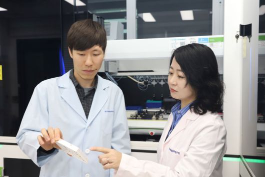 공동교신저자 이혜원 박사(오른쪽)와 게오르기 에멜리아노프