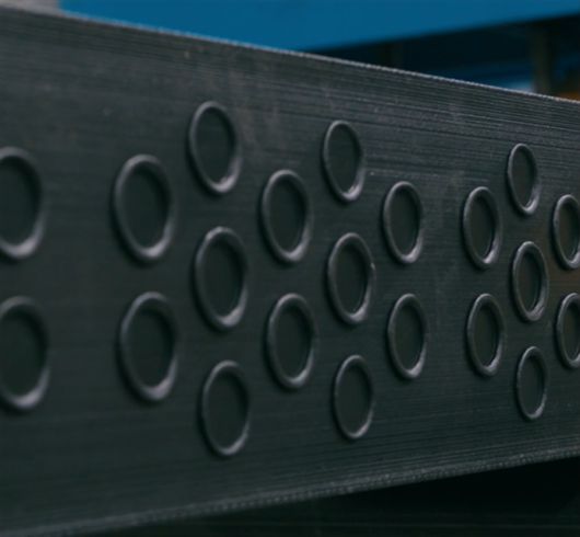 엠보 표면 처리된 슬라스틱 침목