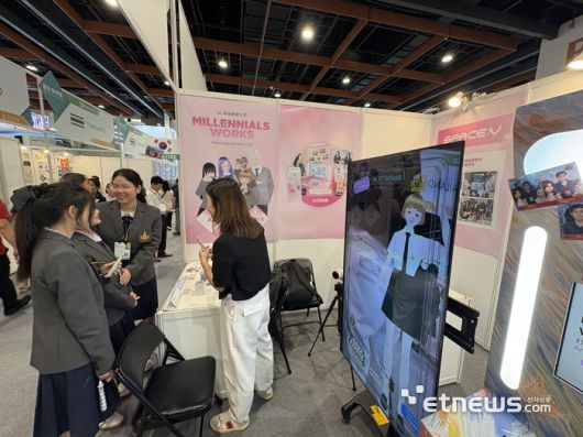 인공지능(AI) 포토부스 기술을 선보인 밀레니얼웍스 부스를 찾은 베트남 여고생들의 모습