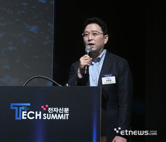 이형철 삼성전자 MX사업부 상무 SW프로젝트 리더가 모바일 AI 트렌드에 대해 설명하고 있다.  박지호기자 jihopress@etnews.com