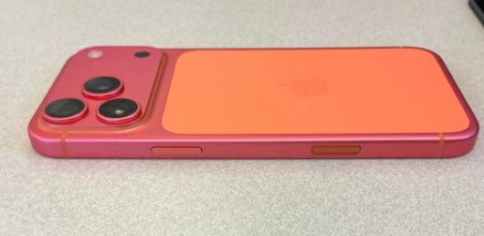 아이폰17 프로 '코스믹 오렌지' 모델을 사용하는 일부 이용자들 사이에서 기기 색상이 변하고 있다는 신고가 잇따르고 있다. 사진=레딧