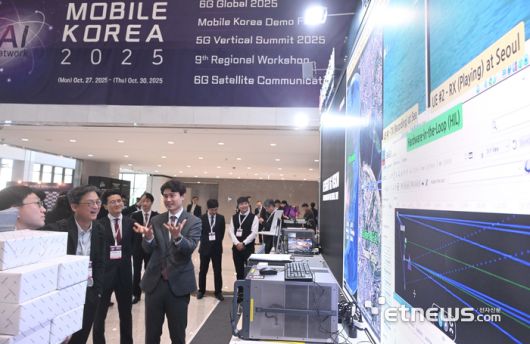 AI 시대의 6G를 이끌 글로벌 협력의 장, '모바일 코리아 2025'가 27일 서울 강서구 LG사이언스파크에서 열렸다. 참관객이 키사이트의 6G 통신 솔루션에 대한 설명을 듣고 있다. 박지호기자 jihopress@etnews.com