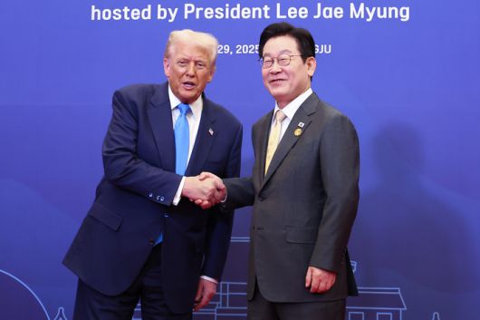 이재명 대통령이 29일 경북 경주 힐튼호텔 그랜드볼룸에서 열린 대통령 주최 정상 특별만찬에 앞서 도널드 트럼프 미국 대통령을 영접하고 있다. 연합뉴스.