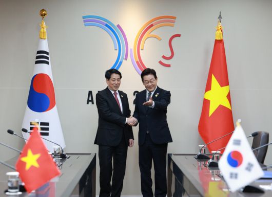 이재명 대통령, 베트남 국가주석과 정상회담     (경주=연합뉴스) 한상균 기자 = 이재명 대통령이 30일 경북 경주 APEC 정상회의장에서 열린 한-베트남 정상회담에서 르엉 끄엉 베트남 국가주석과 기념촬영 후 자리를 안내하고 있다. 2025.10.30 [대통령실통신사진기자단]     xyz@yna.co.kr (끝)