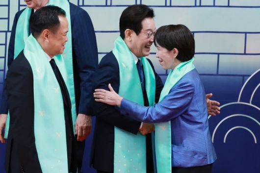 이재명 대통령, 다카이치 일본 총리와 인사     (경주=연합뉴스) 특별취재단 = 이재명 대통령이 1일 경주화백컨벤션센터(HICO)에서 열린 2025 아시아태평양경제협력체(APEC) 정상회의 기념촬영에서 다카이치 사나에 일본 총리와 인사하고 있다.  2025.11.1     photo@yna.co.kr (끝)