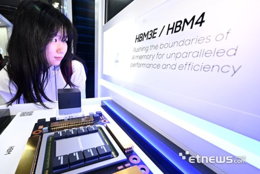 제27회 반도체대전이 22일 서울 강남구 코엑스에서 열렸다. 참관객이 삼성전자의 6세대 고대역폭 메모리 'HBM4'를 살펴보고 있다.  이동근기자 foto@etnews.com