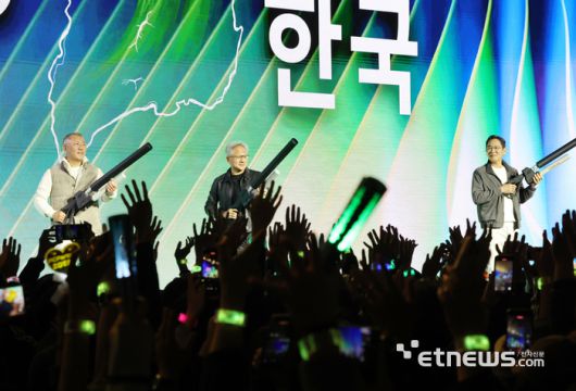 젠슨 황 엔비디아 최고경영자와 이재용 삼성전자 회장, 정의선 현대차그룹 회장이 30일 서울 코엑스에서 열린 엔비디아의 그래픽카드(GPU) '지포스' 출시 25주년 행사 단상에 올라 퍼포먼스를 하고 있다.  김민수기자 mskim@etnews.com