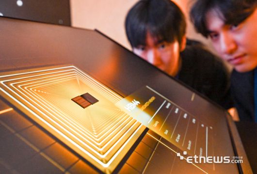 제27회 반도체대전이 22일 서울 강남구 코엑스에서 열렸다. 참관객이 SK하이닉스의 6세대 고대역폭 메모리 'HBM4'를 살펴보고 있다.  이동근기자 foto@etnews.com