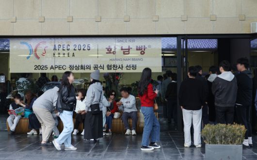시진핑 주석이 “맛있다” 말한 경주 황남빵을 사려는 대기줄. 연합뉴스