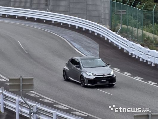 토요타 테크니컬 센터 시모야마 시험장을 달리는 GR 야리스. 토요타 제공