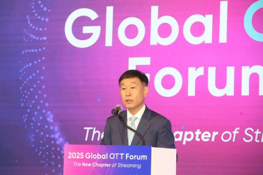 김영관 방송미디어통신위원회 사무처장 직무대리가 6일 서울에서 열린 '2025 국제 OTT 포럼'에서 개회사를 하고 있다.
