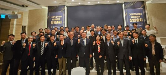 한국사이버보안협의회는 지난 6일 서울 양재동 엘타워에서 사이버보안 역량을 결집하는 협력 플랫폼 구축을 목표로 창립 총회를 열고 원유재 충남대 교수(사진 첫줄 오른쪽 여섯번째)교수를 초대 회장으로 선출했다.