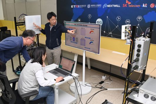 ETRI 연구진이 지능형 무선 액세스 기술을 시연하고 있다.