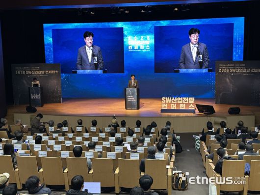 김형철 소프트웨어정책연구소 소장이 2일 서울 삼성동 코엑스에서 열린 '2026년 SW산업전망컨퍼런스'에서 개회사를 하고 있다.