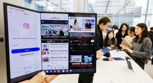 삼성전자가 2일 3단 폴더블 스마트폰 '갤럭시Z트라이폴드'를 공개했다. 펼치면 253㎜(10형)의 대화면으로 바뀌고 접으면 '갤럭시Z폴드7'과 같은 164.8㎜(6.5형) 막대 타입 화면이 구현된다. 이동근기자 foto@etnews.com