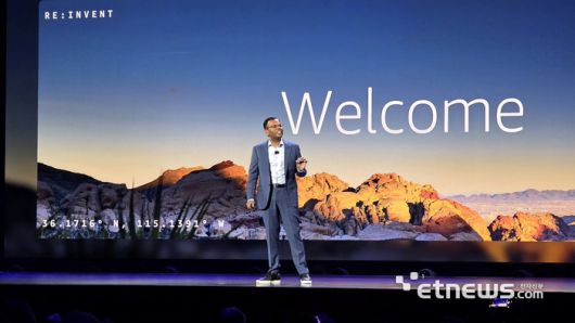 3일(현지시간) 스와미 시바수브라마니안 아마존웹서비스(AWS) 에이전틱 AI 담당 부사장이 미국 라스베이거스에서 열린 AWS 리인벤트 2025 키노트 세션을 진행하고 있다. [사진=현대인 기자]