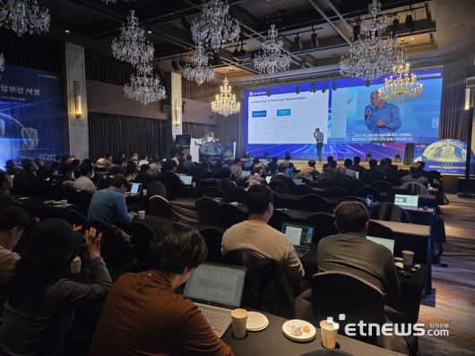 9일 서울 용산구 피스앤파크 컨벤션에서 올해 '제로 트러스트&통합보안 서밋' 전경. 드로어 살리 아카마이 이사가 제로 트러스트와 다층방어를 주제로 기조강연을 하고 있다.