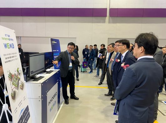 이노그리드 구원본 상무가 조풍연 한국SW·ICT총연합회장, 강병준 전자신문 대표, 이도규 과학기술정보통신부 정보통신정책실장, 박윤규 정보통신산업진흥원장에게 디지털 트윈 기반 AI DCIM 통합 운영관리 시스템를 설명하고 있다.