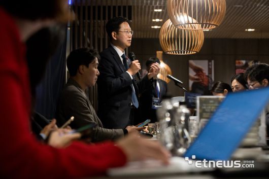 배경훈 부총리가 기자간담회에서 발언하고 있다.