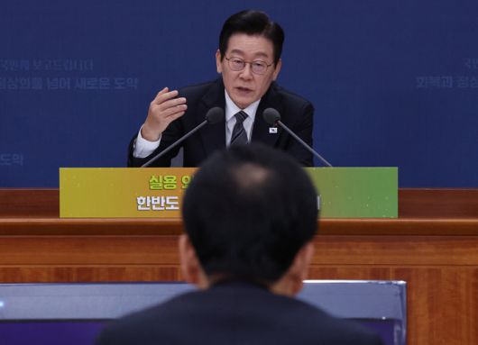 질문하는 이재명 대통령     (서울=연합뉴스) 김도훈 기자 = 이재명 대통령이 19일 정부서울청사 별관에서 열린 외교부(재외동포청)·통일부 업무보고에서 정동영 통일부 장관에게 질문하고 있다. 2025.12.19 2025.12.19     superdoo82@yna.co.kr (끝)