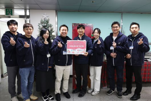 아톤 임직원들이 삼동보이스타운에 후원금을 전달한 뒤 기념촬영을 하고 있다.(아톤 제공)