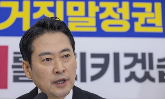 국민의힘 장동혁 대표가 28일 국회에서 열린 기자간담회에서 통일교 특검과 내란전담재판부법, 민주당의 3대 특검 종합 특별검사 추진과 관련한 발언을 하고 있다. 연합뉴스