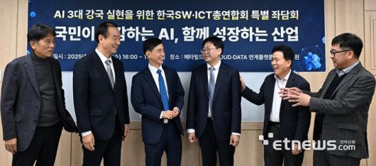 AI 3대 강국 실현을 위한 한국 SW·ICT총연합회 특별좌담회가 '국민이 체감하는 AI, 함께 성장하는 산업'을 주제로 서울 서초구 메타빌드에서 열렸다. 왼쪽부터 김인현 한국PMO협회장, 최현택 한국IT서비스산업협회장, 조풍연 한국SW·ICT총연합회장, 김국현 과학기술정보통신부 인공지능안전신뢰정책과장, 전성배 메타빌드 AI총괄사장, 윤대원 전자신문 부국장. 이동근기자 foto@etnews.com