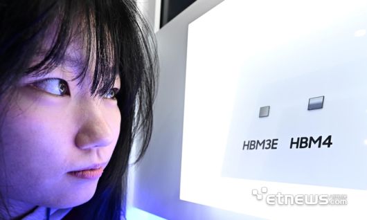 10월 열린 제27회 반도체대전에서 참관객이 삼성전자 6세대 고대역폭 메모리 'HBM4'를 살펴보고 있는 모습.  이동근기자 foto@etnews.com
