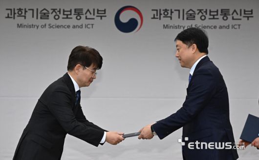 신SW상품대상 10·12월상 시상식이 30일 서울 종로구 정부서울청사에서 열렸다. 남철기 과학기술정보통신부 소프트웨어정책관이 10월 임베디드 SW 부문을 수상한 펜타시큐리티 김태균 대표에게 상장을 전달하고 있다.  이동근기자 foto@etnews.com