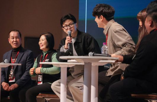 국민의힘 한동훈 전 대표가 21일 경기도 고양시 킨텍스에서 연 토크콘서트에서 참가자들과 대화하고 있다. 연합뉴스