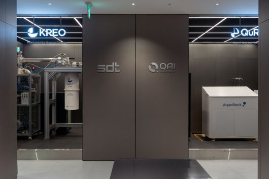 SDT가 퀀텀 인공지능(AI) 기업 'QAI'와 '하이브리드 양자 컴퓨팅 시스템 구축' 계약을 체결했다.