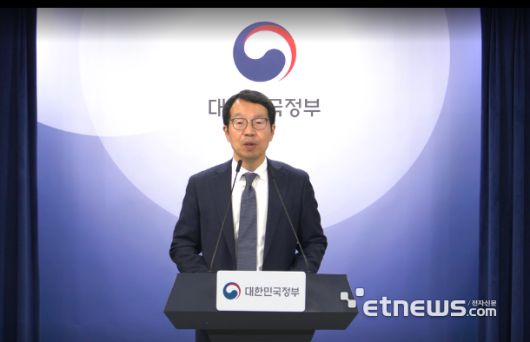 김태현 의사인력수급추계위원장이 30일 저녁 의사인력수급추계위원회 결과 브리핑을 하고 있다.