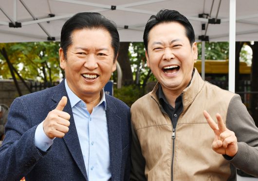 더불어민주당 정청래 대표와 국민의힘 장동혁 대표가 8일 서울 여의도 국회의사당 운동장에서 한국사진기자협회가 연 '2025 사진기자가족 체육대회'에 방문, 포즈를 취하며 기념 촬영하고 있다. 2025.11.8 연합뉴스