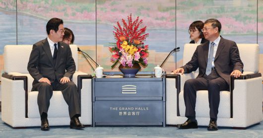 이재명 대통령, 천지닝 상하이 당서기와 사전환담     (상하이=연합뉴스) 한상균 기자 = 이재명 대통령이 6일 중국 상하이 세계회객청에서 만찬에 앞서 천지닝 상하이시 당 서기와 사전환담을 하고 있다. 2026.1.6     xyz@yna.co.kr (끝)