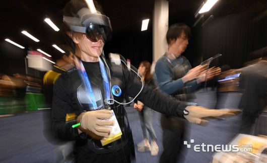세계 최대 가전·정보기술(IT) 전시회 'CES 2026'이 오는 6일부터 나흘 간 미국 네바다주 라스베이거스 일대에서 열린다. 개막을 이틀 앞둔 4일(현지시간) 라스베이거스 만달레이베이 컨벤션센터에서 열린 CES 언베일드(Unveiled)에서 참관객이 비햅틱스의 택슈트프로와 택글러브를 체험하고 있다.  라스베이거스=이동근기자 foto@etnews.com