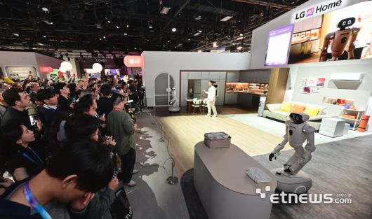 6일(현지 시간) 미국 라스베이거스에서 열리고 있는 세계 최대 가전·IT 전시회 'CES 2026'에서 관람객들이 LG전자의 홈 로봇 'LG 클로이드'와 로봇의 관절 역할을 하는 액추에이터 브랜드 'LG 액추에이터 악시움'을 경험하고 있다. LG 클로이드는 고객이 집에 도착하는 시간에 맞춰 빨랫감을 세탁기에 넣어 빨래를 하거나 수건을 정리하는 등 능동적으로 고객을 돌본다.