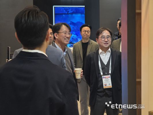 장덕현 삼성전기 사장(오른쪽)과 이청 삼성디스플레이 사장이 6일(현지시간) 미국 라스베이거스 앙코르호텔에 위치한 삼성디스플레이 부스에서 만나 이야기하고 있다. 라스베이거스= 김영호 기자.