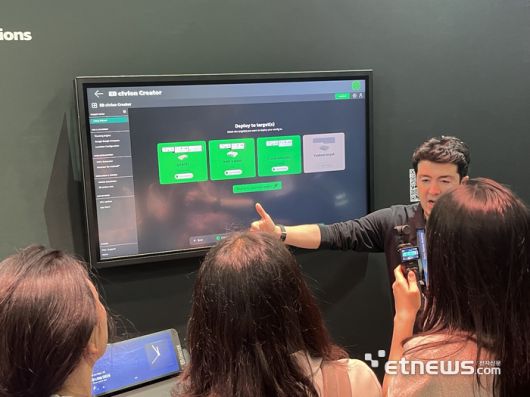 일렉트로비트 관계자가 CES 2026 참관객에게 EB 시비온 제품 설명을 하고 있다. 라스베이거스=정치연 기자