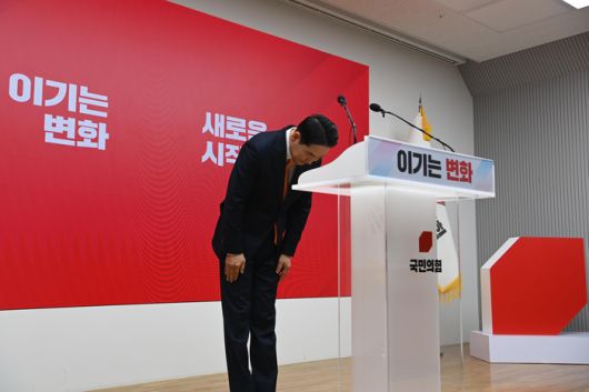 국민의힘 장동혁 대표가 7일 서울 여의도 중앙당사에서 당 쇄신안을 발표하며 고개 숙여 인사하고 있다. 연합뉴스