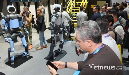 세계 최대 가전·정보기술(IT) 전시회 'CES 2026'이 개막한 6일(현지시간) 미국 네바다주 라스베이거스 LVCC 웨스트홀에 마련된 현대차그룹 부스에서 참관객이 차세대 전동식 휴머노이드 로봇 아틀라스를 살펴보고 있다.  라스베이거스=이동근기자 foto@etnews.com