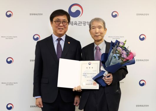 최휘영 문화체육관광부 장관이 8일 서울 종로구 국립현대미술관 서울관에서 신임 임준열 국립한국문학관 관장에게 임명장을 수여하고 기념촬영을 하고 있다.