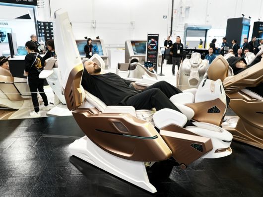 바디프랜드 부스에서 '733'을 체험하고 있는 참관객 저스틴 마모스타인 씨.